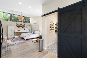 1 habitación, tabla de planchar con plancha y cuna de viaje