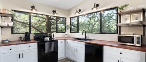 Refrigerador, microondas, horno y parrilla de estufa