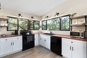 Fridge, microwave, oven, stovetop - Cactus Casita: Prime Location, Walk to Trails (Sedona)