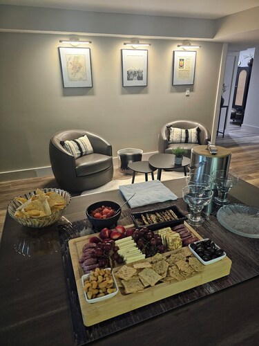 Cozy spacious 1-bedroom apartment sleeps 3, with AC, walk to town. Near skiing.