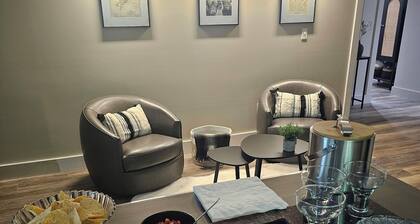 Cozy spacious 1-bedroom apartment sleeps 3, with AC, walk to town. Near skiing.