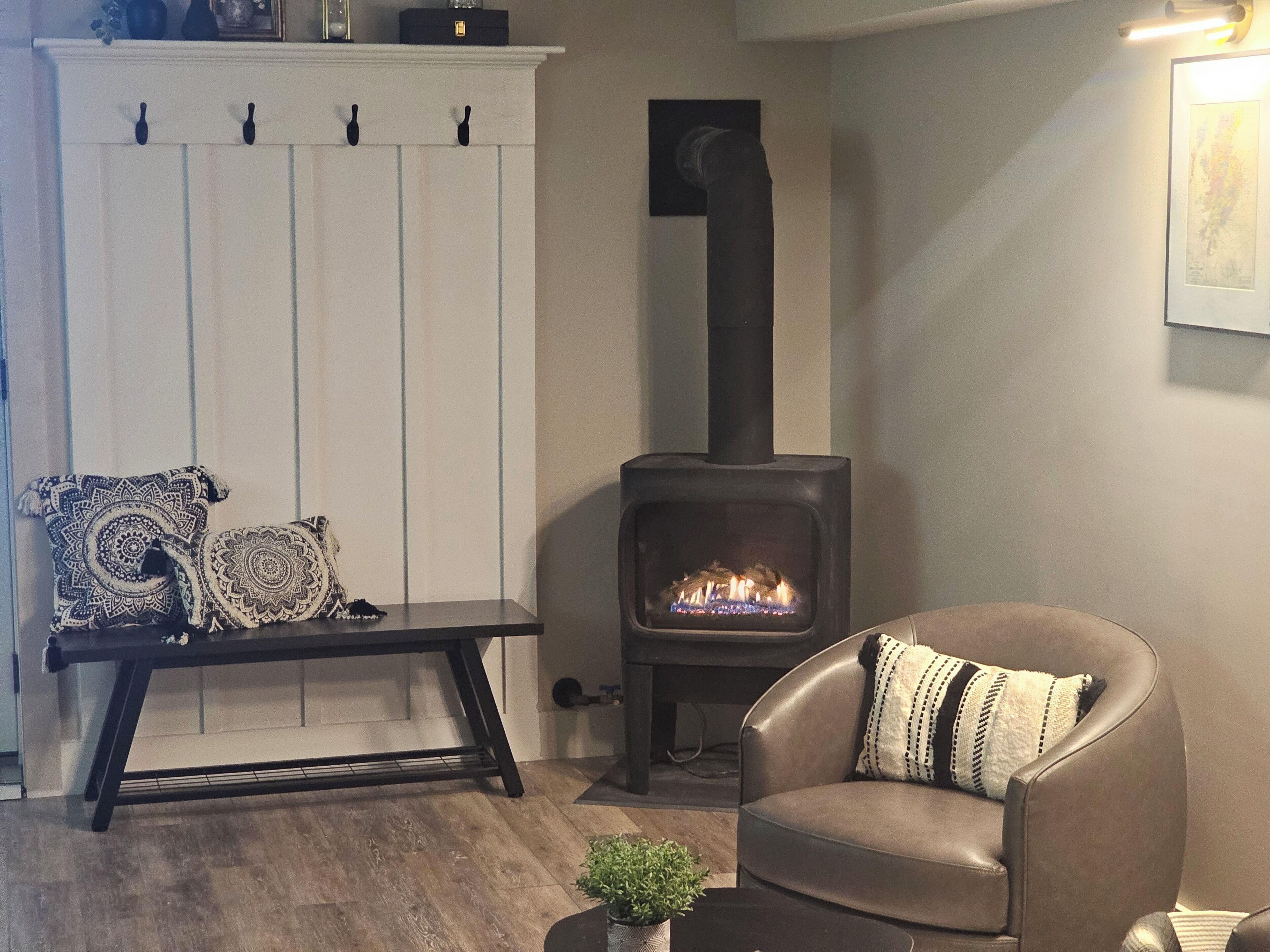 Cozy spacious 1-bedroom apartment sleeps 4, with AC, walk to town. Near skiing.