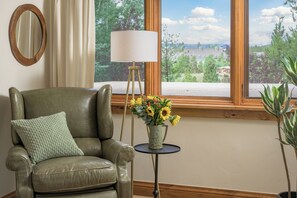 Smart-TV, peis, stereoanlegg og kontorer