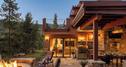 🏔️ Four Sisters Mountain Haven: Luxury, Hot Tub, Near Ski Lift & Village, $0 Cleaning & Pet Fee