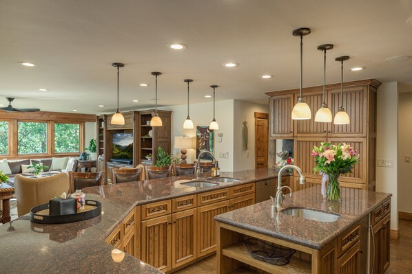 A spacious kitchen with granite countertops, wooden cabinets, and pendant lighting. - 🏔️ Four Sisters Mountain Haven: Luxury, Hot Tub, Near Ski Lift & Village, $0 Cleaning & Pet Fee (Keystone)