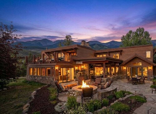 🏔️ Four Sisters Mountain Haven: Luxury, Hot Tub, Near Ski Lift & Village, $0 Cleaning & Pet Fee