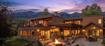 🏔️ Four Sisters Mountain Haven: Luxury, Hot Tub, Near Ski Lift & Village, $0 Cleaning & Pet Fee