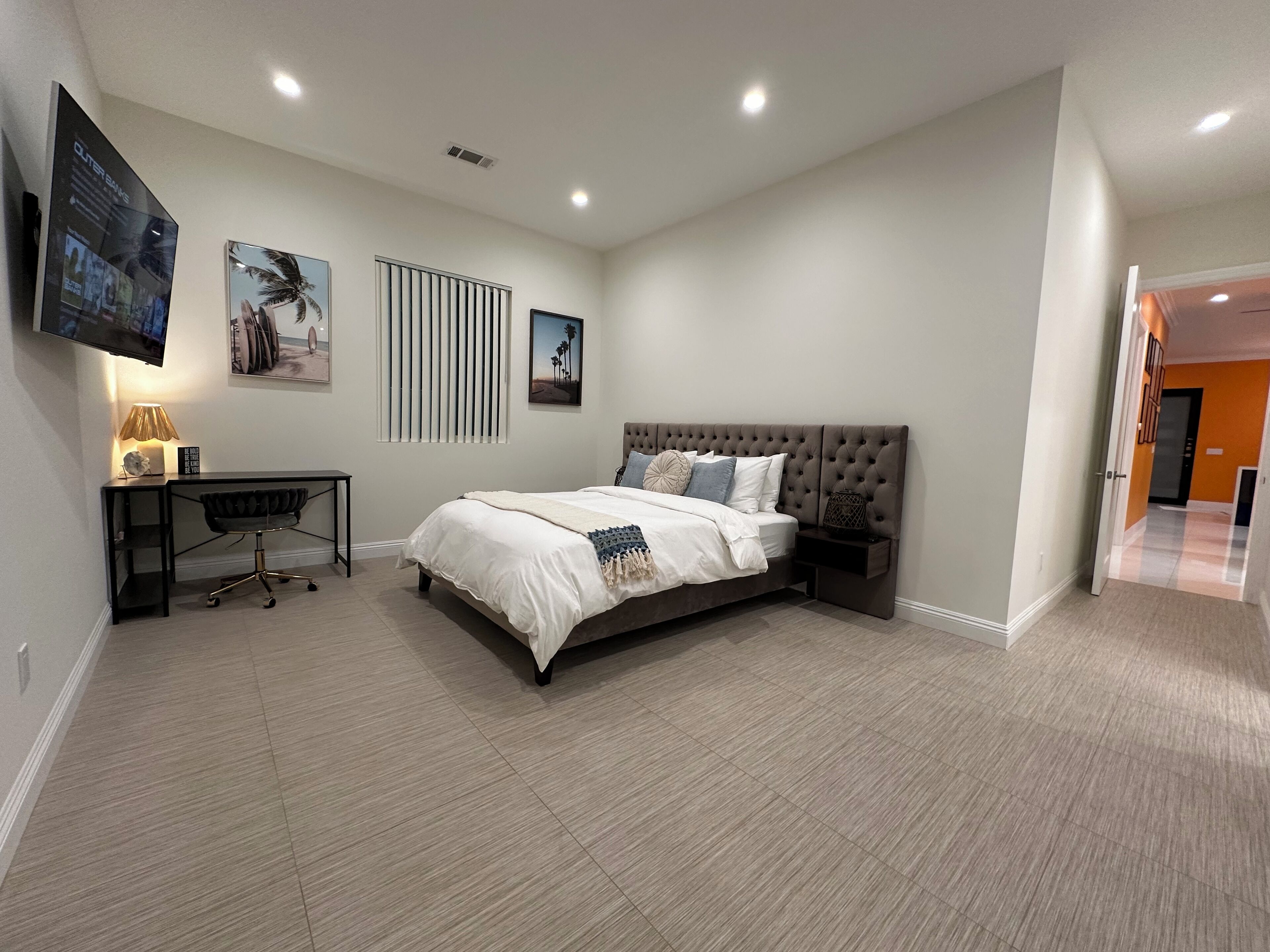 3 makuuhuonetta, tallelokero huoneessa, työpöytä, silitysrauta/-lauta