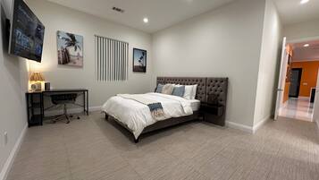 3 makuuhuonetta, tallelokero huoneessa, työpöytä, silitysrauta/-lauta