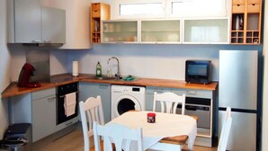 Wasserkocher mit Kaffee-/Teezubehör, Kühlschrank, Mikrowelle, Ofen