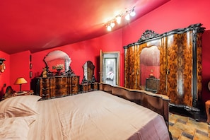 3 bedrooms, blackout curtains, iron/ironing board, free WiFi