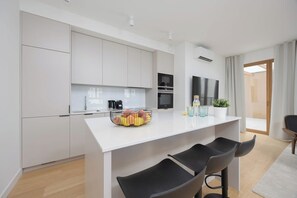 Køleskab, mikrobølgeovn, ovn, kogeplade