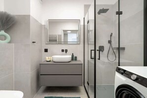 Douche, sèche-cheveux, shampoing