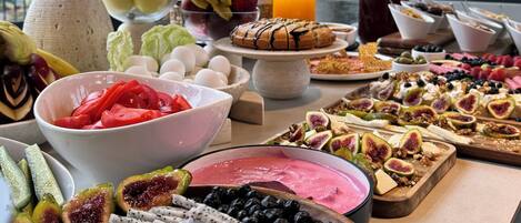 朝食 (ビュッフェ)、毎日提供 (1 名様 12 USD)