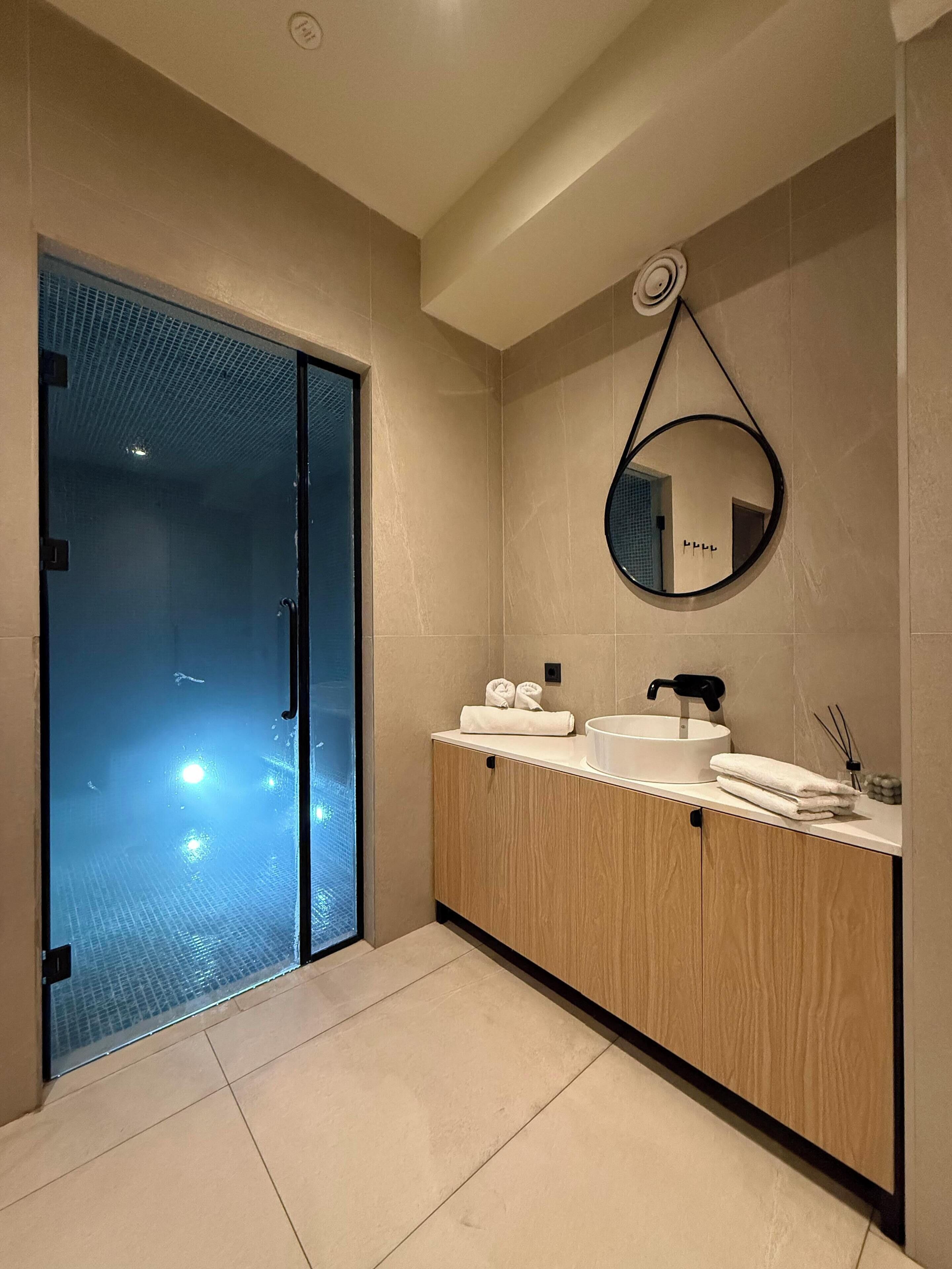 Sauna, hot tub, steam room, massages