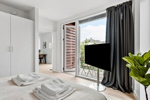 2 bedrooms, desk, iron/ironing board, WiFi