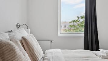 2 bedrooms, desk, iron/ironing board, WiFi