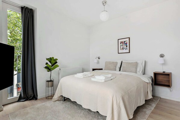 2 bedrooms, desk, iron/ironing board, WiFi