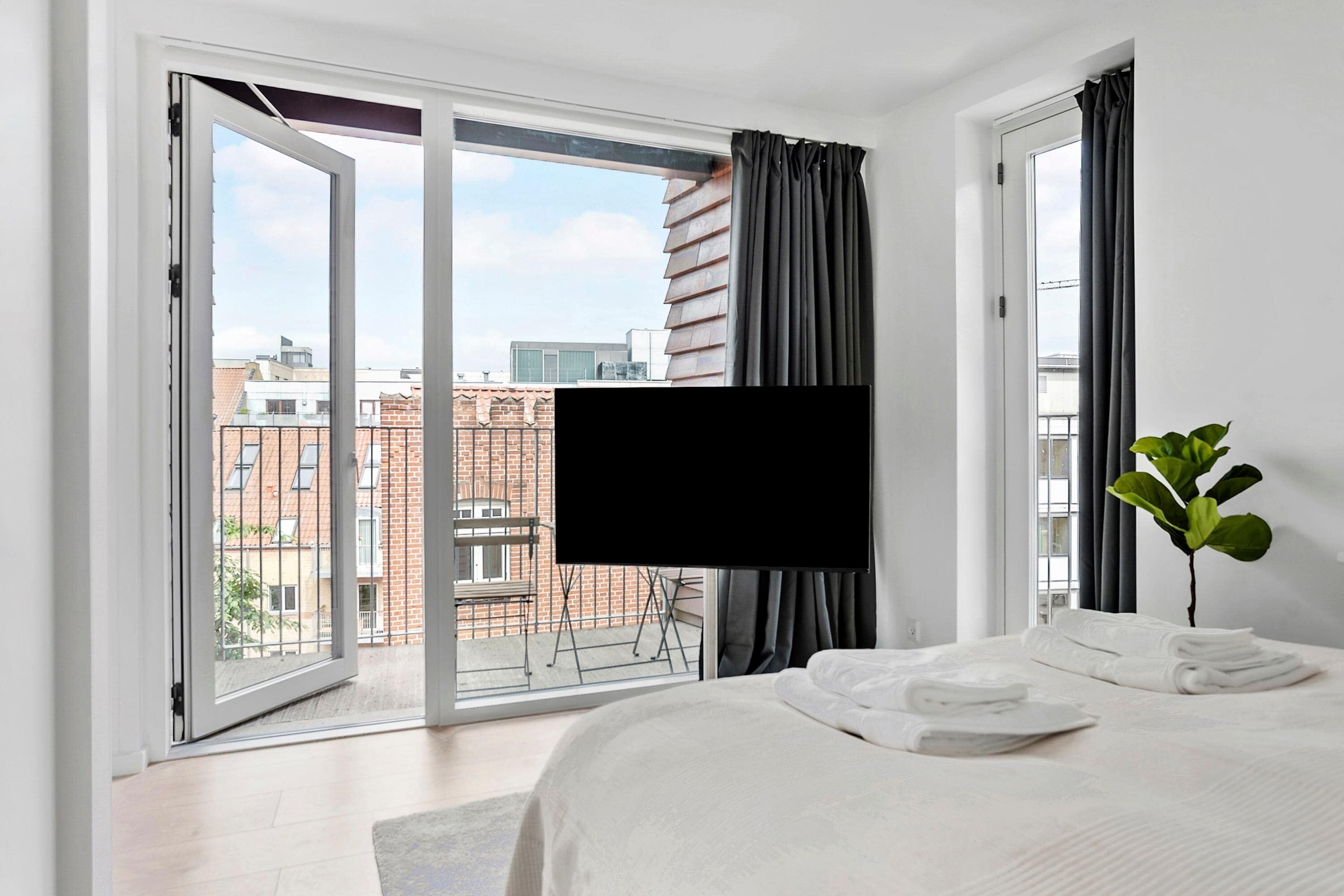 2 bedrooms, desk, iron/ironing board, WiFi