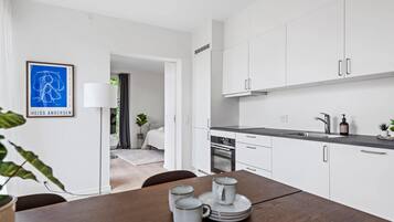 Coffee/tea maker, fridge, oven, stovetop