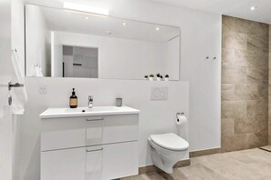 Regadera, secadora de cabello, toallas 