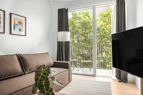 Beautiful City Center Apartment w Balcony