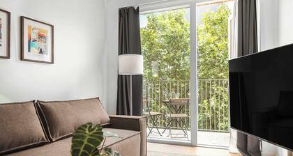 Beautiful City Center Apartment w Balcony