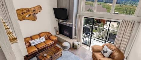 Televisión, chimenea y oficina