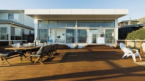 Outdoor dining - Oceans Edge Retreat - Expansive Oceanfront Vista Steps To The Beach (Fishermans Bay)