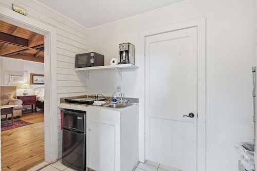 Cozy Tiny Home-Ideal for Couples & Solo Travelers