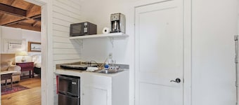 Cozy Tiny Home-Ideal for Couples & Solo Travelers