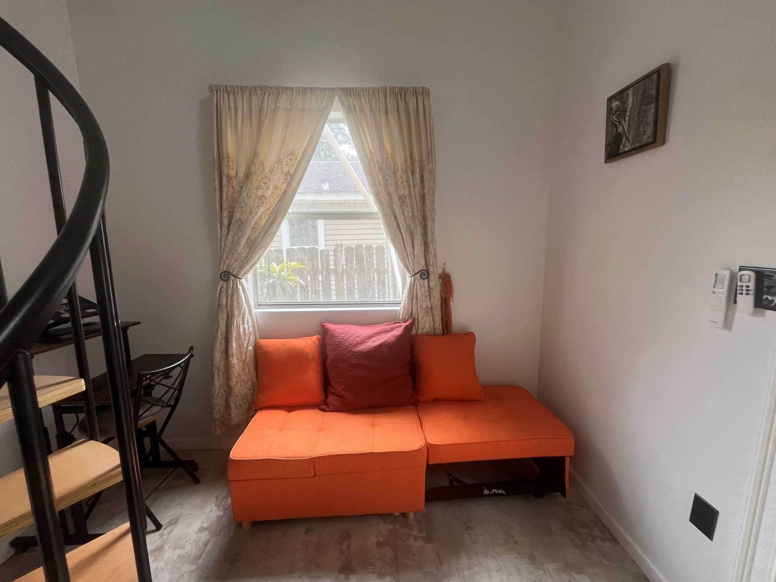 Una televisión, una oficina