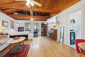 1 bedroom, WiFi, bed sheets - Cozy Tiny Home-Ideal for Couples & Solo Travelers (Lafayette)