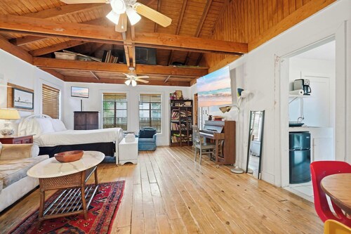 Cozy Tiny Home for Couples Near Lafayette Hotspots