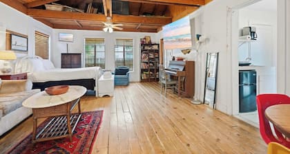 Cozy Tiny Home for Couples Near Lafayette Hotspots