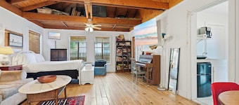Cozy Tiny Home for Couples Near Lafayette Hotspots