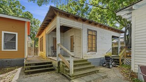 A single-story house with a porch, steps, and a wheelchair in front. - Cozy Tiny Home for Couples Near Lafayette Hotspots (Lafayette)