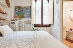 1 habitación, tabla de planchar con plancha, wifi y ropa de cama