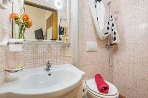 Douche, séchoir à cheveux, bidet, serviettes fournies