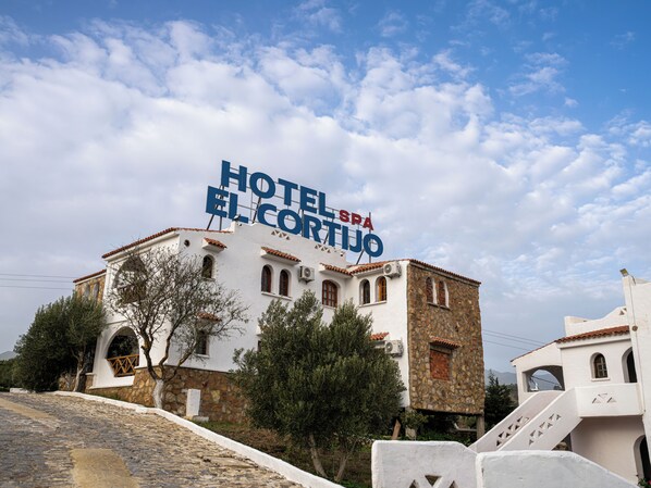 A building with a sign reading "HOTEL SPA EL CORTEJO". - Resort Hotel El Cortijo Spa (Derdara)