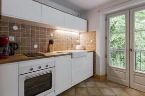 Fridge, oven, coffee/tea maker, electric kettle
