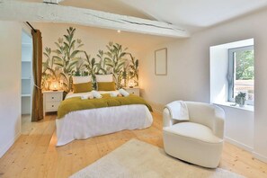 4 slaapkamers, een bureau, een strijkplank/strijkijzer, reisbedje