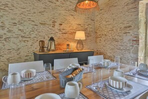 Dining - L'Augizière - Villa 5 étoiles avec piscine, étang et foret. (Le Girouard)