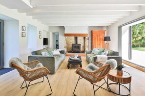 Een televisie, een open haard, een stereo en een kantoor