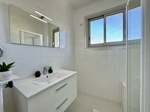 Shower - BROW31 (Cannes)