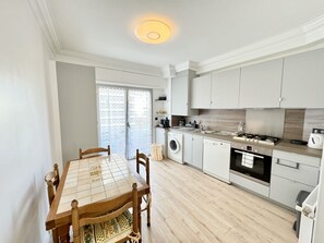 Fridge, oven, coffee/tea maker, electric kettle