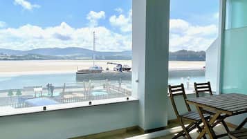 Ein Balkon mit Blick auf Strand und Bootsanleger.