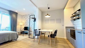 Een bureau, een strijkplank/strijkijzer, wifi, beddengoed