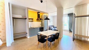 A compact apartment with a kitchenette, a dining area, and a living space. - The Cliffs  A Ribeira - Areoura (Foz)