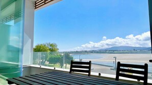A balcony with a view of a beach and mountains. - The Cliffs A Ribeira - Peizas (Foz)
